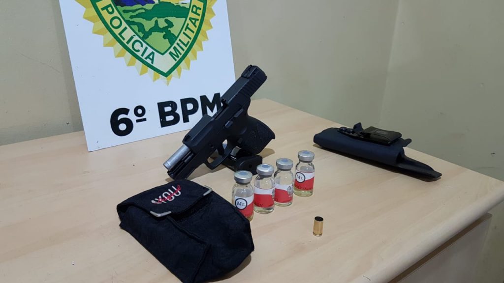 Homem é detido com pistola e anabolizantes ao atirar no chão para intimidar
