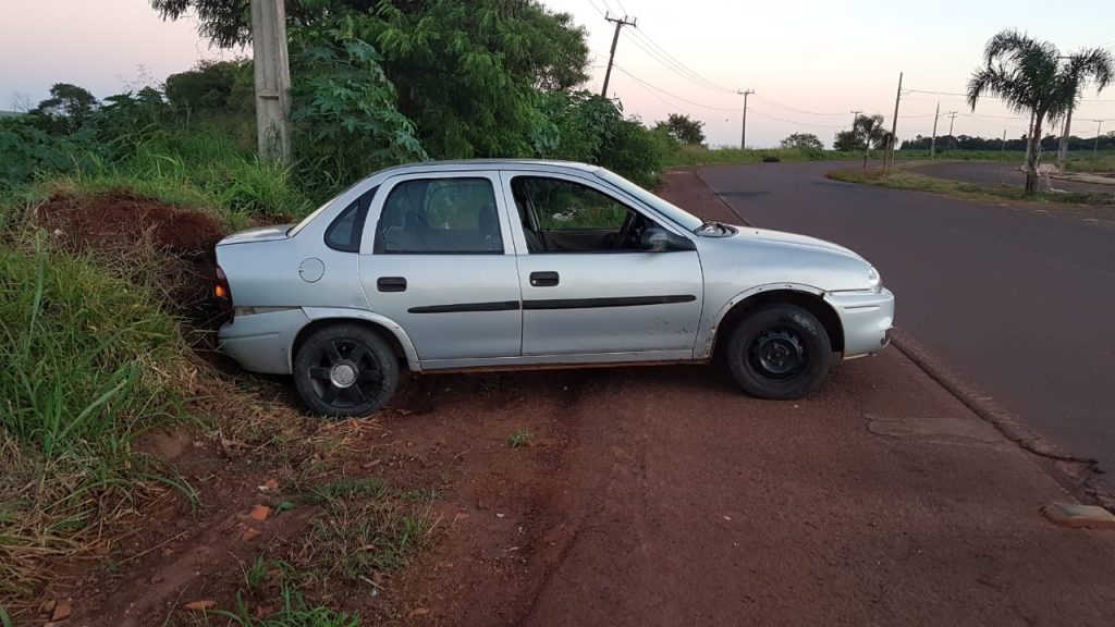 Motorista abandona Corsa na Avenida Piquiri, perto do Loteamento Barcelona Motorista abandona Corsa na Avenida Piquiri, perto do Loteamento Barcelona