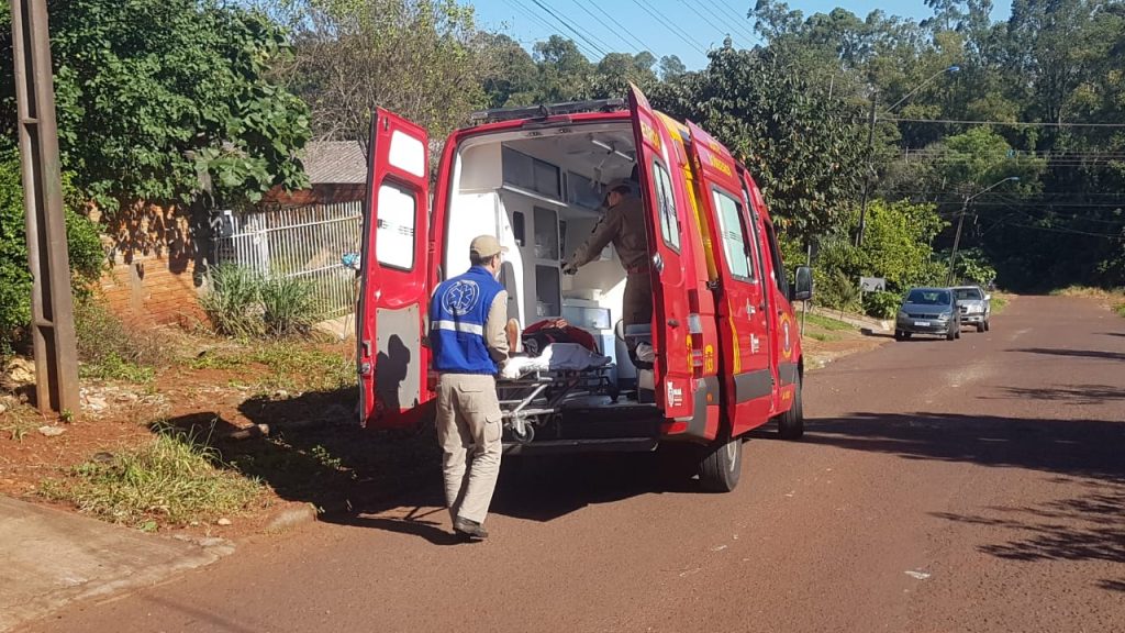 Idosa de 90 anos cai dentro de casa e fica ferida no Santa Felicidade