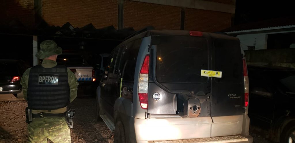BPFron aprende veículo com cigarros contrabandeados durante Operação Hórus em Mercedes-PR