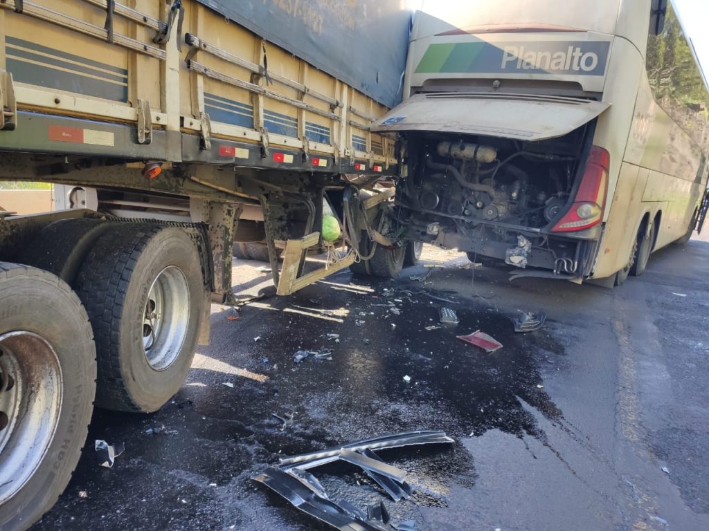 Ônibus e caminhão bitrem se envolvem em colisão frontal na BR-163, entre Lindoeste e Santa Lúcia Ônibus e caminhão bitrem se envolvem em colisão frontal na BR-163, entre Lindoeste e Santa Lúcia