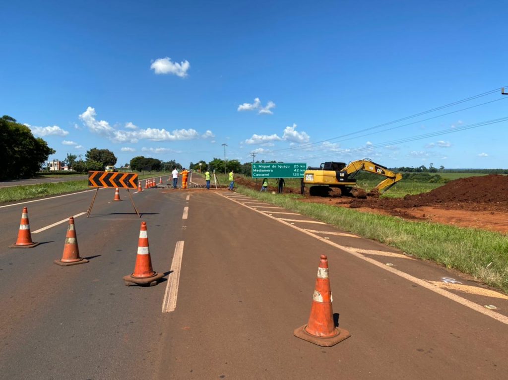 Serviços de drenagem é realizado na BR-277, em Santa Terezinha de Itaipu Serviços de drenagem é realizado na BR-277, em Santa Terezinha de Itaipu