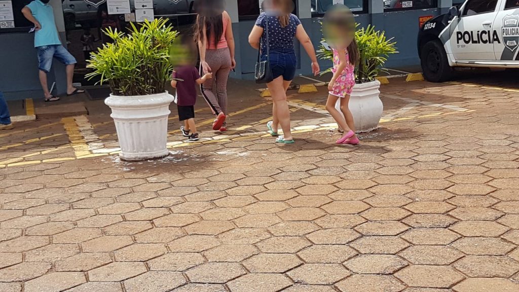 Mãe leva filha que teria sido abusada pelo padrasto ao IML para realizar exames Mãe leva filha que teria sido abusada pelo padrasto ao IML para realizar exames