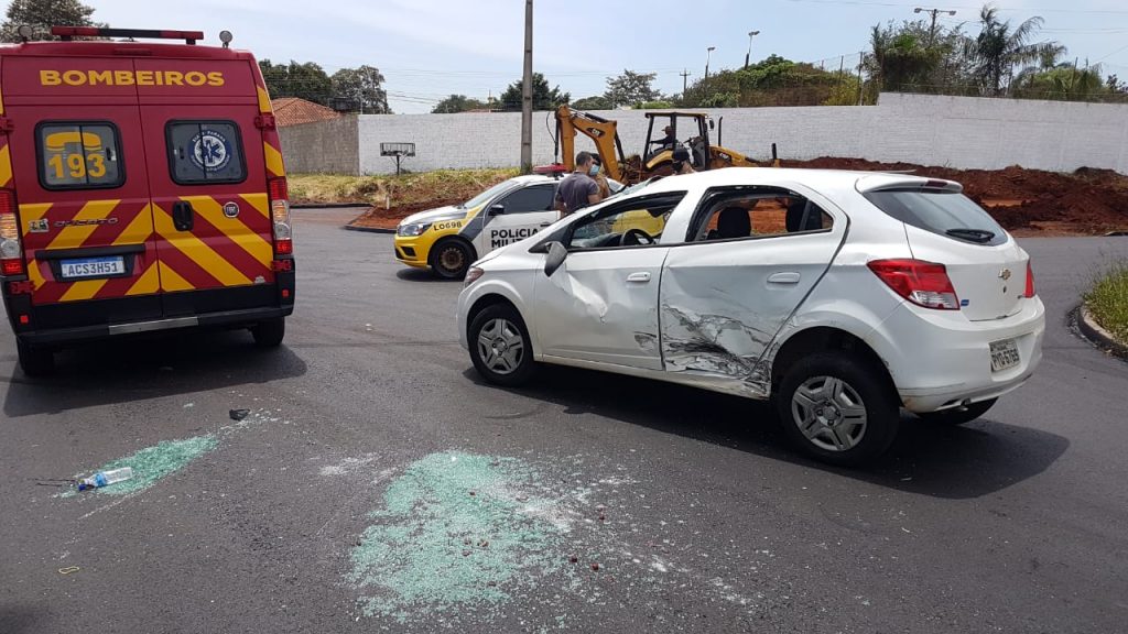 Onix chega a capotar após colidir com Fiorino no Bairro São Cristóvão Onix chega a capotar após colidir com Fiorino no Bairro São Cristóvão
