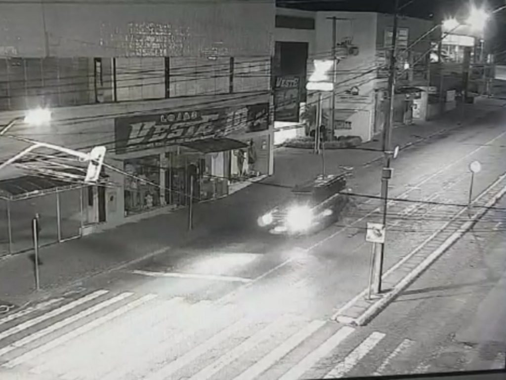 Homem atravessa rua e dá ‘voadora’ em viatura da Guarda Municipal; veja o vídeo