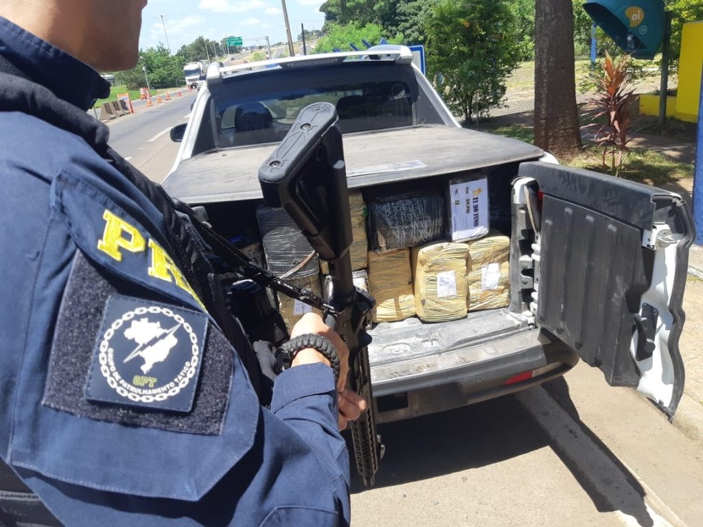 PRF apreende quase meia tonelada de maconha na PR-439, em Santo Antônio da Platina
