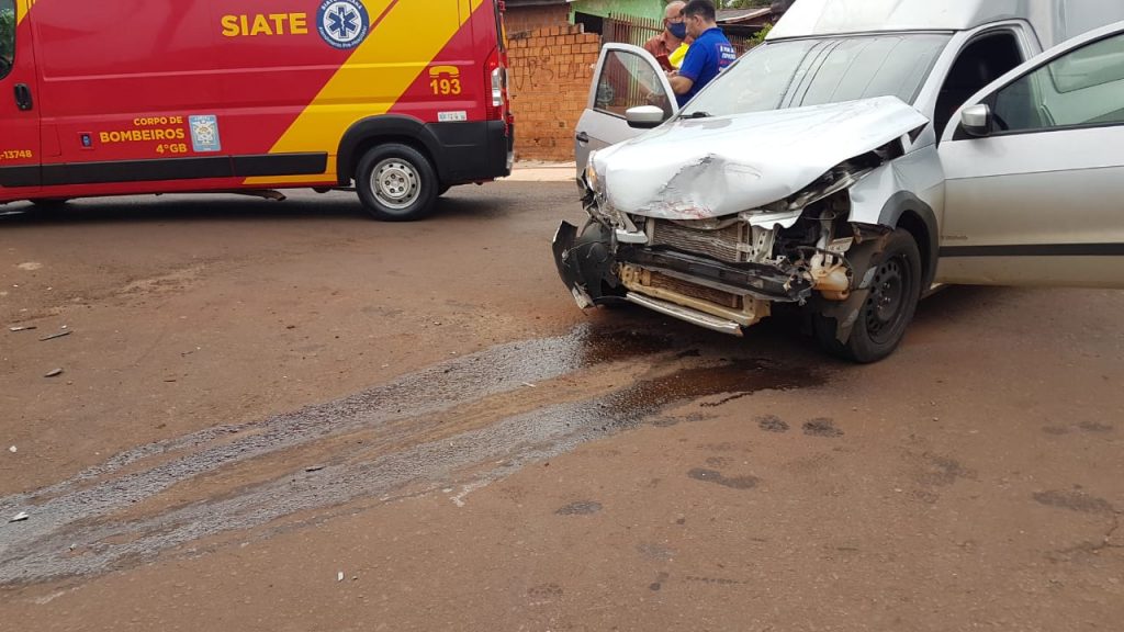 Passageira de veículo de corridas por app fica ferida em colisão de trânsito no Bairro Interlagos