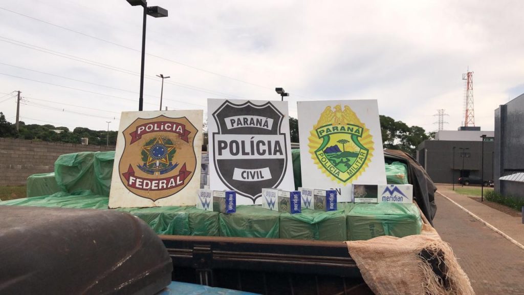 PF, PM e PC apreendem caminhão carregado com cigarros contrabandeados em Terra Roxa