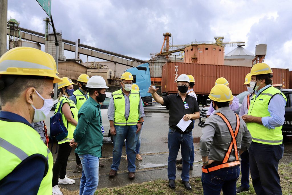 Comitiva do GT Ferrovias visita o Porto de Paranaguá