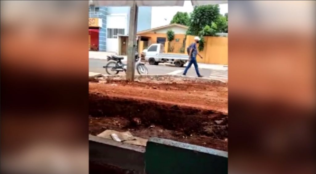 “Se essa calçada ficar desnivelada, vou arrancar todo esse paver”, diz morador sobre possível erro em reforma da Rua Itália