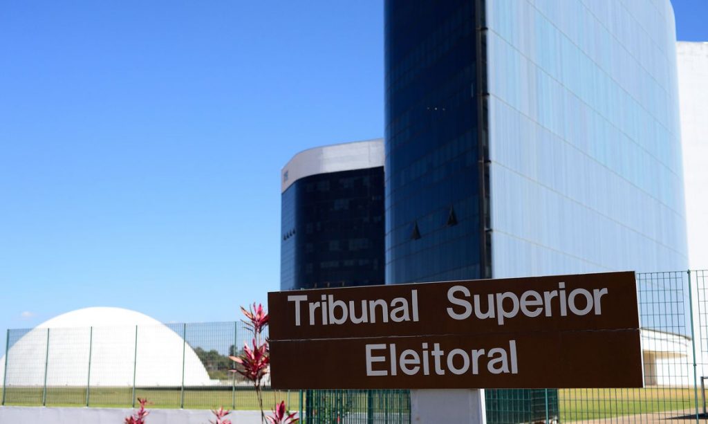 TSE rejeita cassação por suposto disparo de mensagens nas eleições