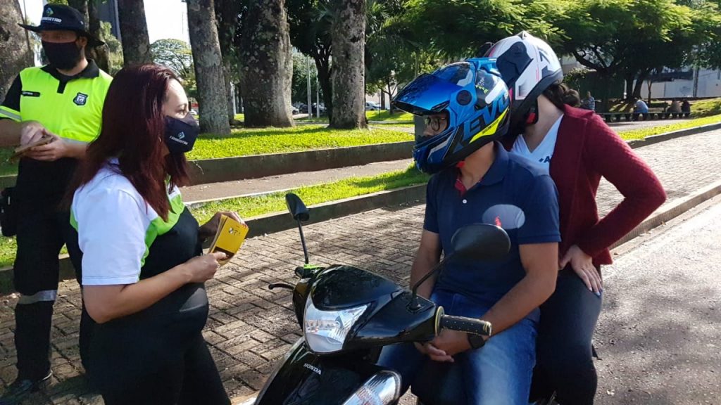 Operação Moto Segura: Motociclistas recebem orientações dos agentes da Transitar