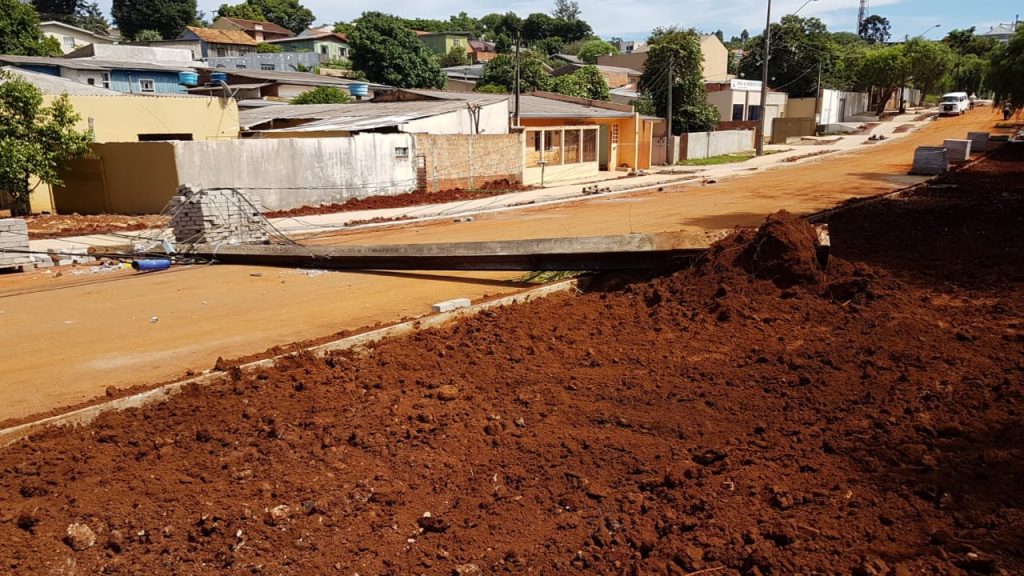 Poste cai e interdita trecho da Rua Israel da Vigo Silveira, no Jardim Nova Cidade; moradores ficaram sem luz