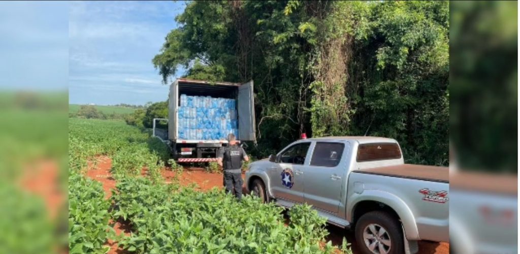 Condutor de caminhão foge de abordagem da RF adentrando em estrada rural; veja o vídeo