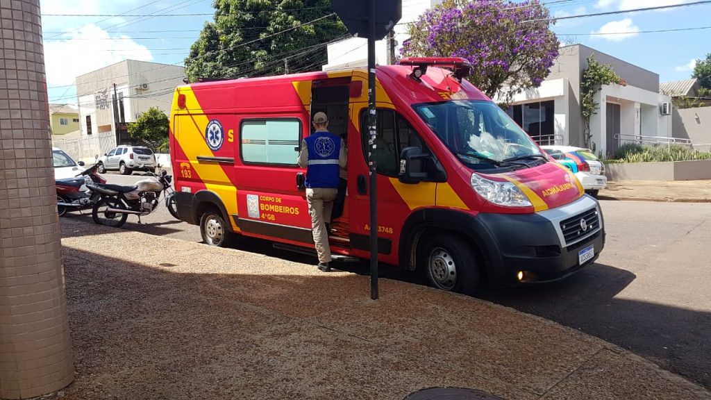 Mulher de 29 anos sofre esmagamento em mão em máquina de cilindro