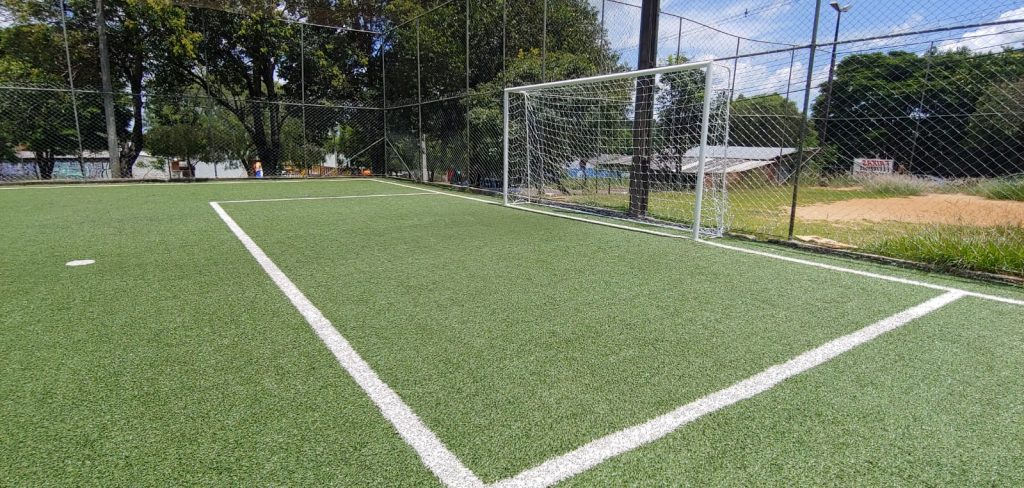 Prefeitura conclui revitalização de quadra sintética no Guarujá