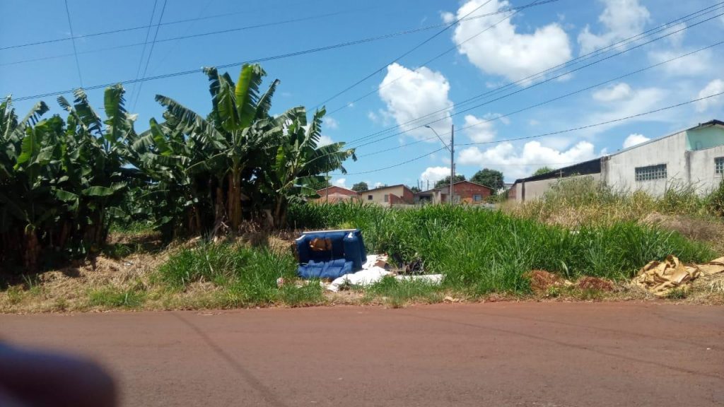 Descartes irregulares de entulhos são alvos de reclamações no Floresta e Gralha Azul