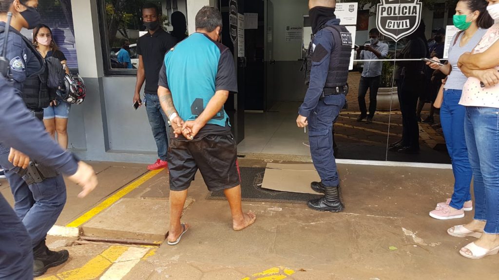 Homem que teria mostrado partes íntimas para jovem no transporte coletivo é levado à delegacia