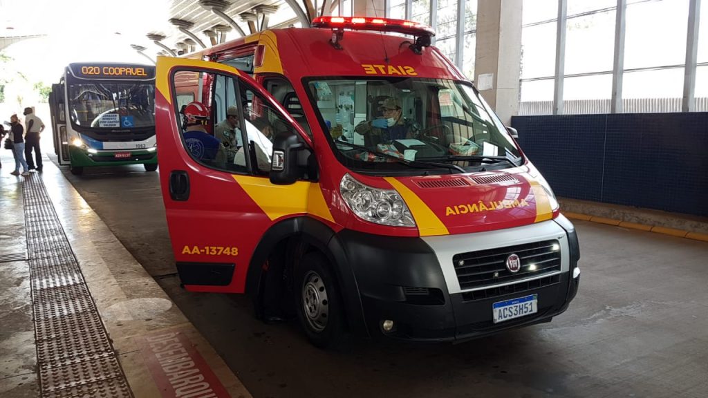 Jovem é atingida pela ventarola do ônibus na plataforma de embarque do Terminal Leste