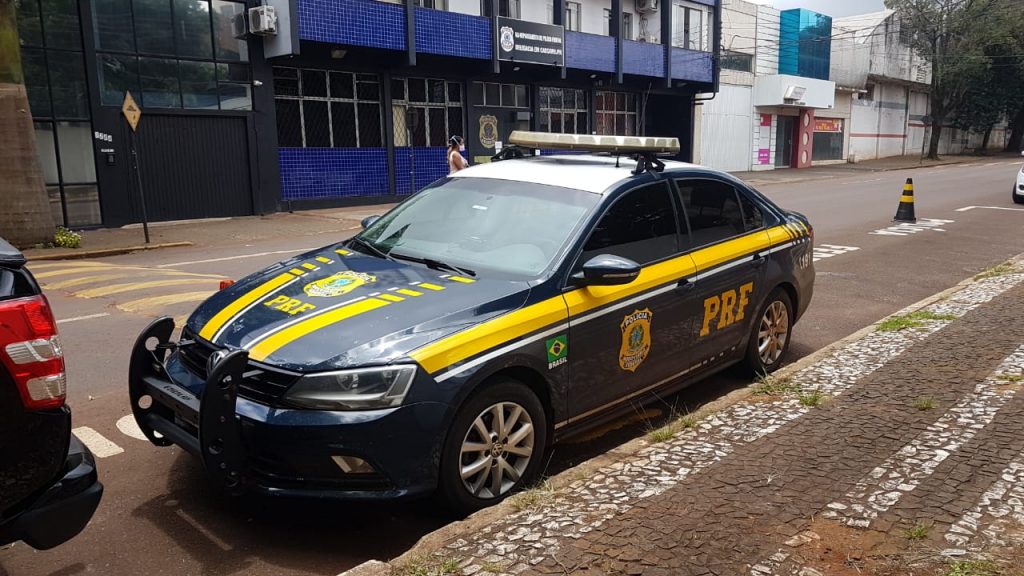 Dois são detidos pela PRF e levados à Polícia Federal de Cascavel, após estarem com cigarros contrabandeados