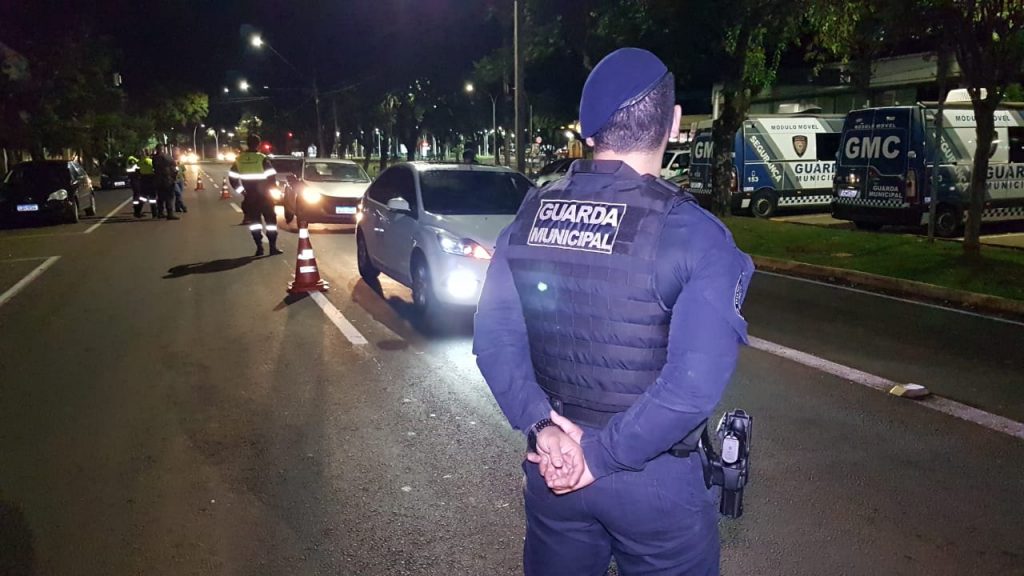 ‘Operação Carnaval Seguro’: Transitar recolhe carro e emite 12 notificações em ações na Av. Brasil e Rua Paraná
