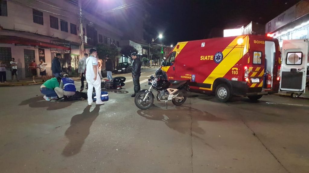Moto-entregador fica ferido em colisão contra carro na Avenida Carlos Gomes, no Centro