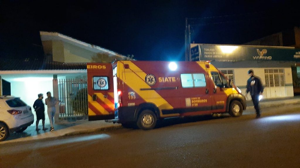 Idoso de 89 anos é socorrido pelo Siate após sofrer queda em casa na Rua Agostinho dos Santos, no Brasília