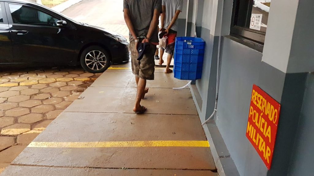 Dois são detidos pela PM no Bairro Interlagos com veículo furtado