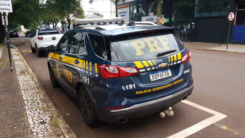 Três são detidos com contrabando e encaminhados pela PRF à Polícia Federal