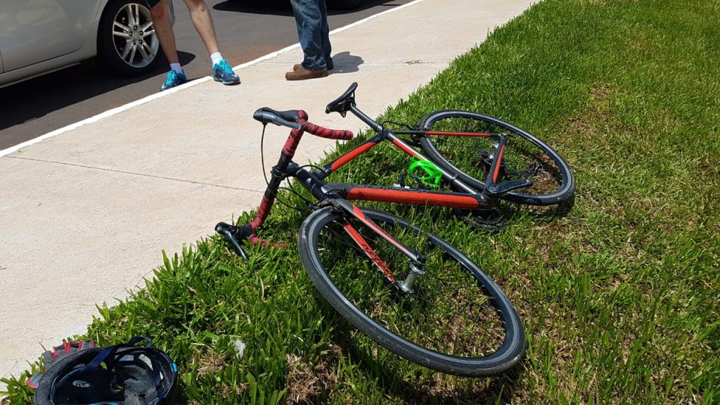 Ciclista sofre queda na Avenida Amazônia, ao lado do Ecopark Oeste