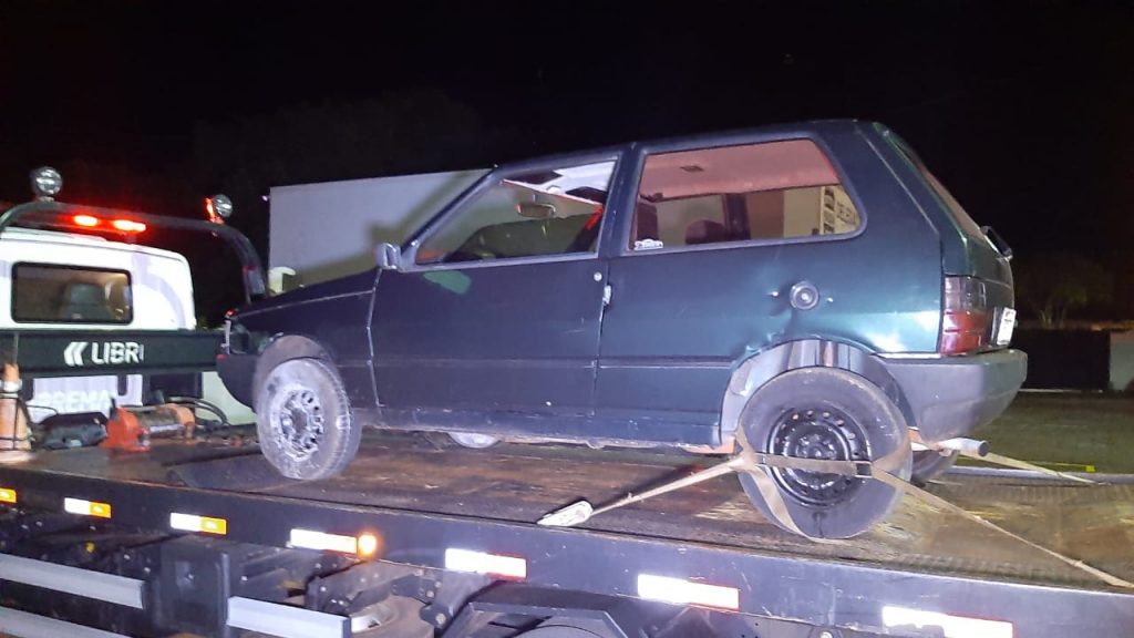 Fiat Uno furtado é recuperado pela PM no Florais do Paraná