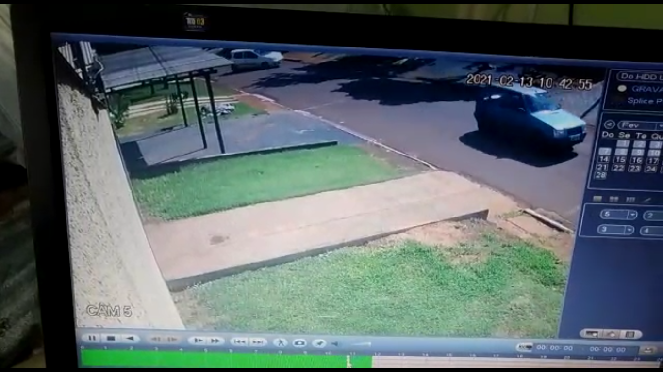 Capacete de motociclista que ficou gravemente ferido foi arremessado após colisão Imagem referente a Capacete de motociclista que ficou gravemente ferido foi arremessado após colisão