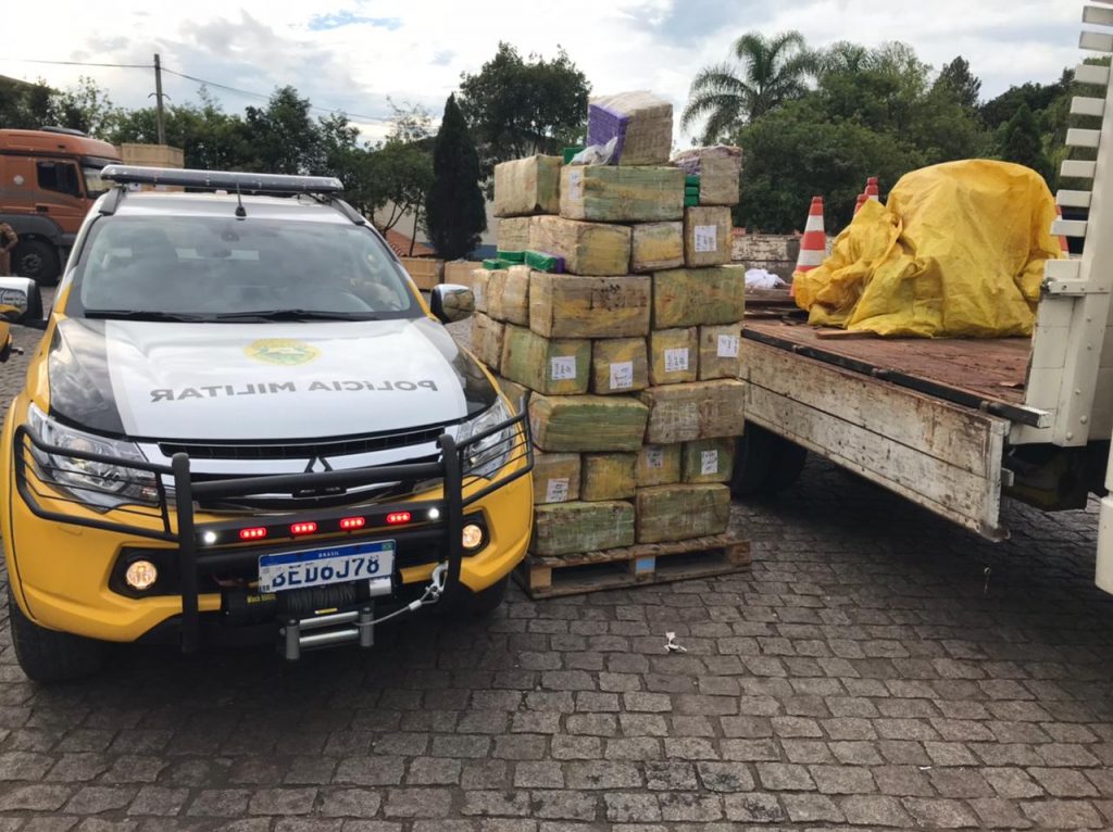 PM faz maior apreensão do ano em caminhão com 985 quilos de maconha