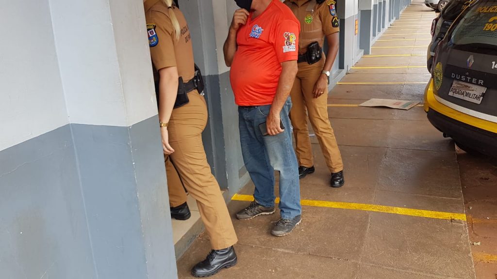 Após colidir contra carro estacionado, motorista é detido pela Polícia Militar
