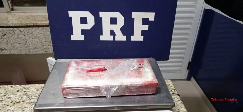 PRF prende casal transportando tablete escondida em travesseiro