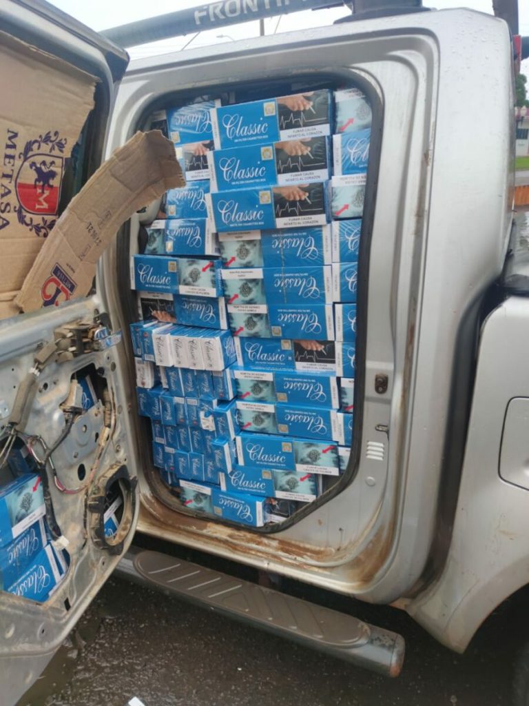 PRF apreende dois veículos carregados com cigarros em Janiópolis