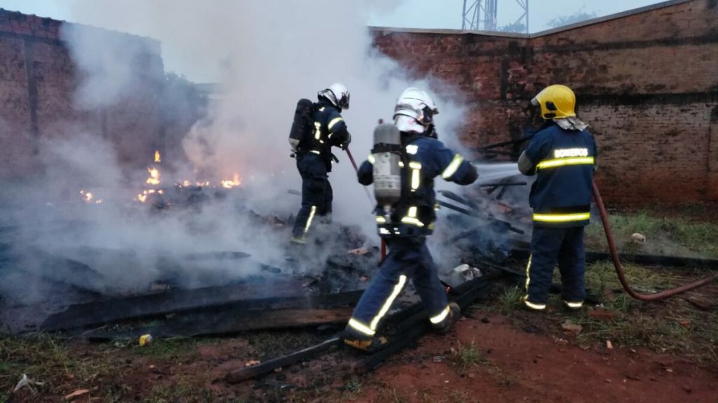 Casa é destruída por fogo no Lar Paraná, em Campo Mourão