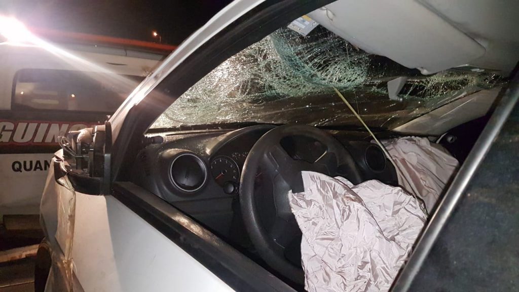 Capotamento deixa automóvel bastante danificado na BR-467, em Cascavel