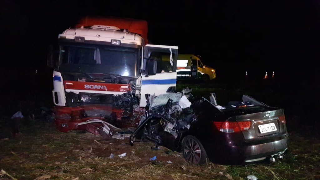 Gravíssimo acidente entre carro e carreta mata uma pessoa e deixa duas em estado grave
