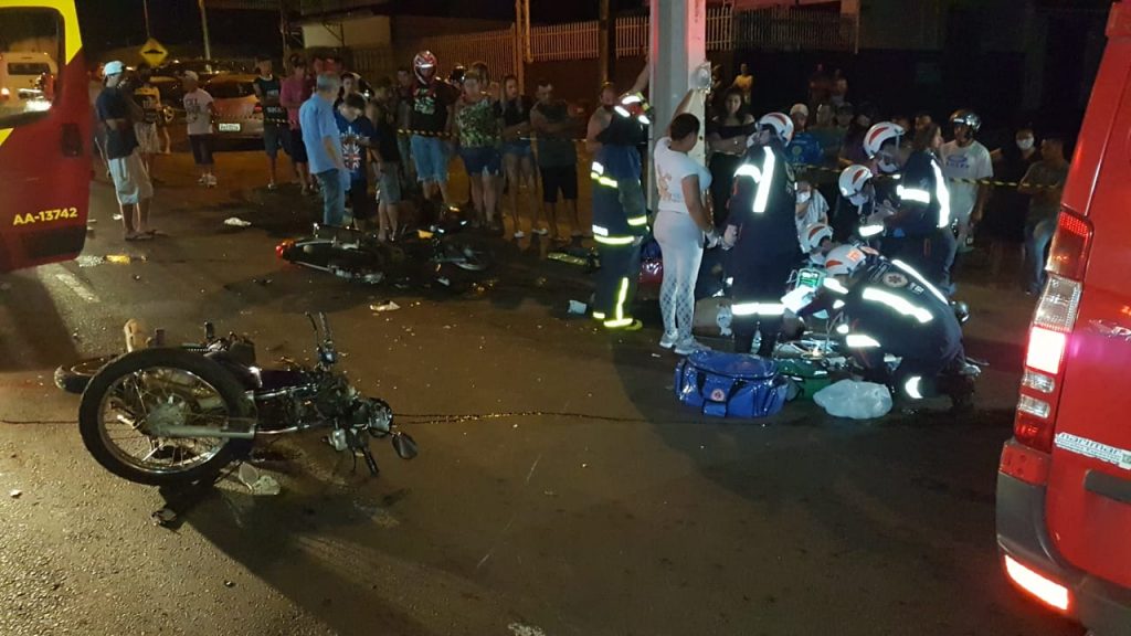 Gravíssima colisão frontal entre motos deixa três pessoas feridas às margens da PRc-467; duas em estado grave