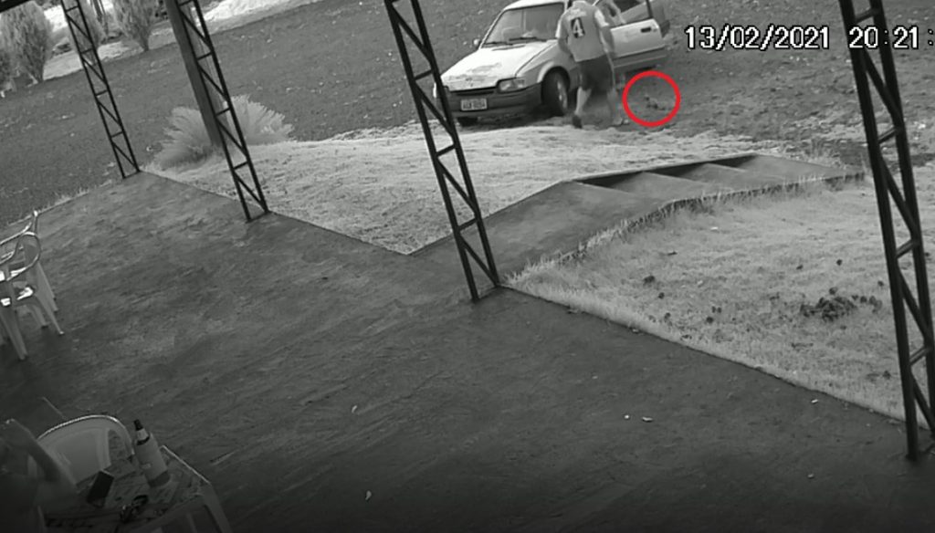 Homem é preso acusado de assediar a enteada de 12 anos e de matar o filhotinho de cachorro da garotinha; câmera registrou a ação