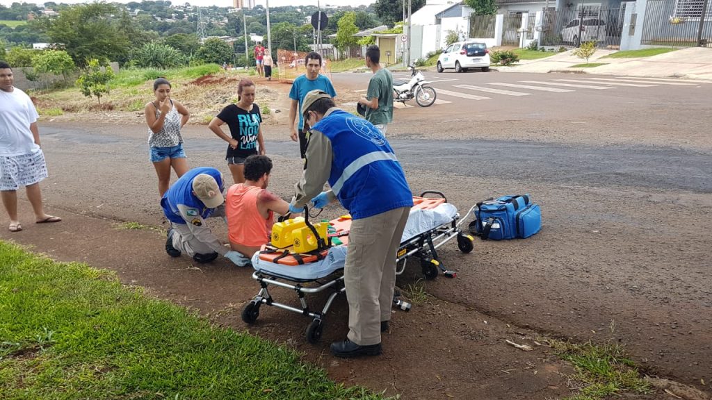 Rapaz fica ferido após colisão entre motos na Rua Poente do Sol