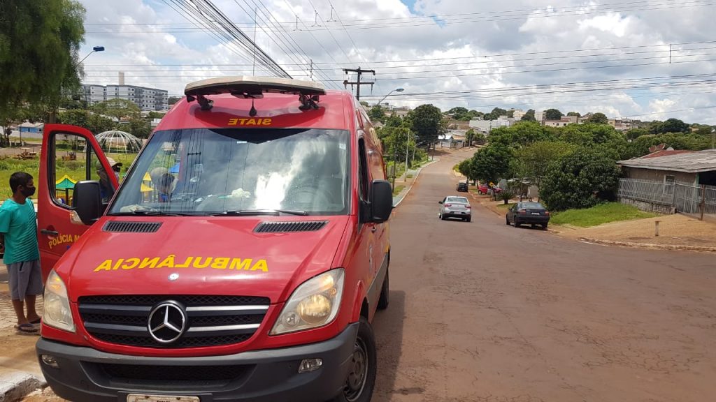 Adolescente de bicicleta é atingido por Fiat Uno na Rua Públio Pimentel
