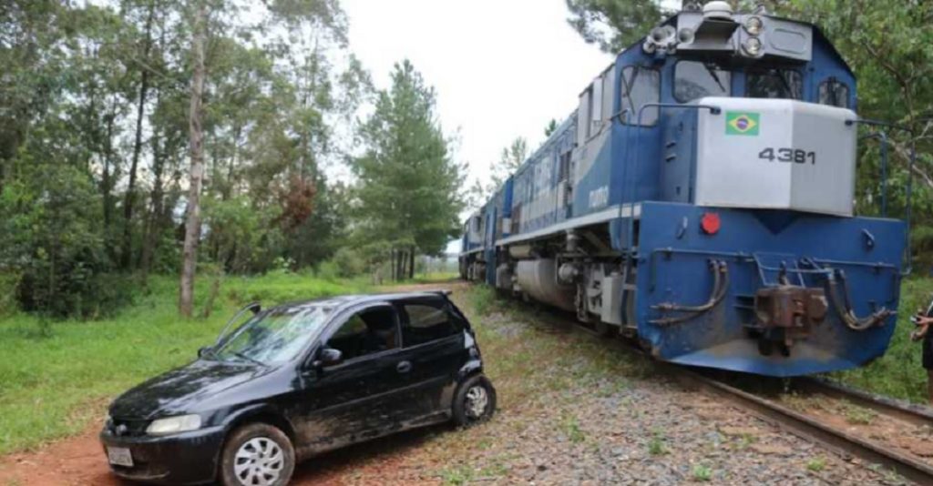 Carro ‘apaga’ e acaba atingido por trem em bairro de Ponta Grossa