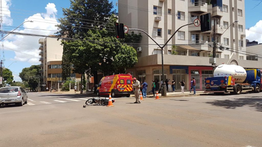 Mulher fica ferida em acidente de trânsito envolvendo carro e moto, no Centro