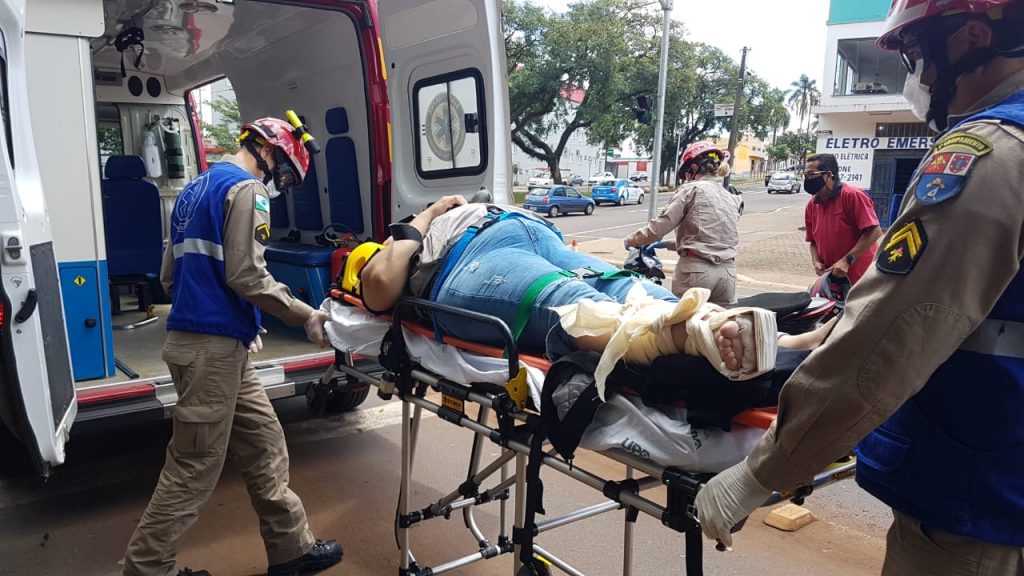 Motociclista fica ferida ao ser atingida por Ranger em parada no semáforo