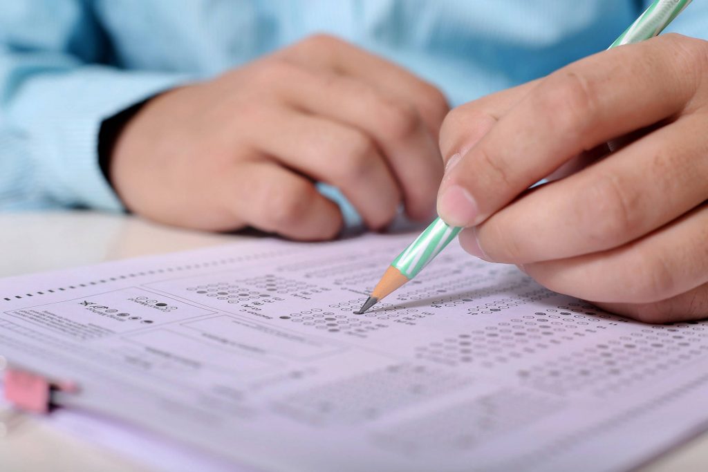 Quatro em dez alunos pensaram em parar os estudos devido à pandemia
