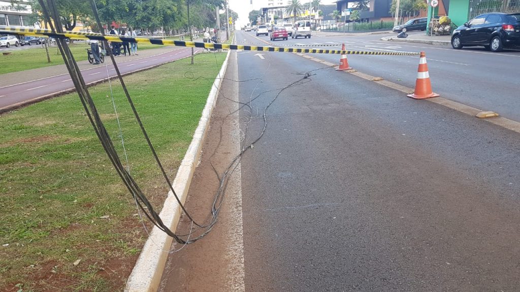 Rompimento de fios interdita pequeno trecho da faixa exclusiva de ônibus, na Avenida Brasil