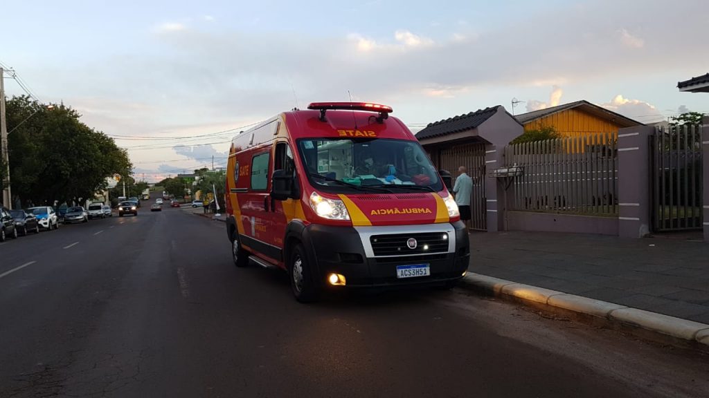 Mulher tem suspeita de fratura ao cair de moto na Rua Estilac Leal, no Bairro São Cristóvão