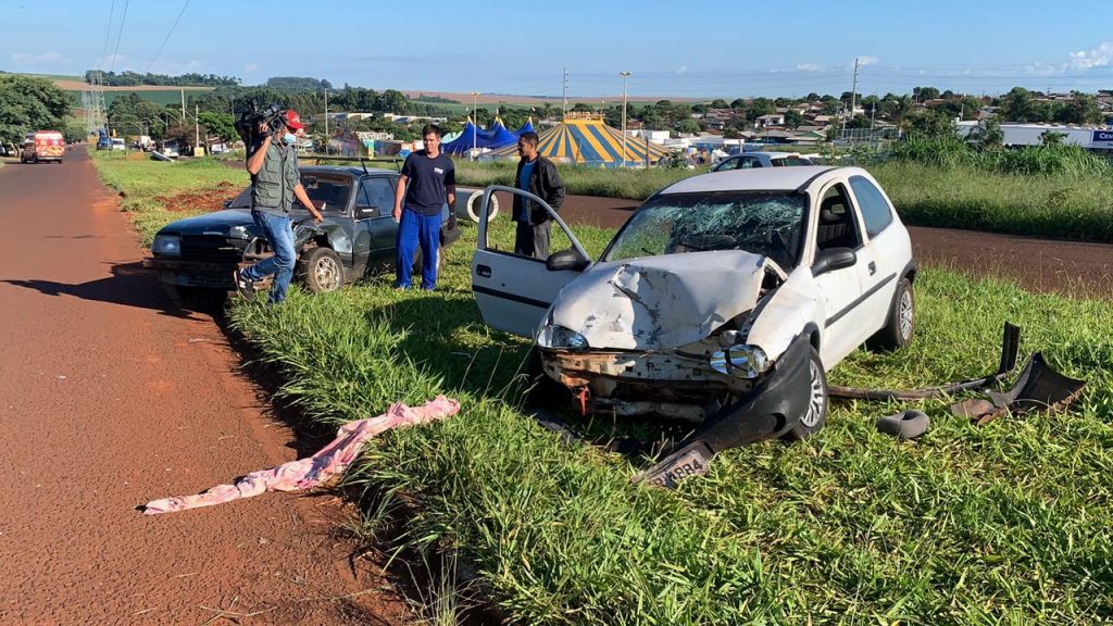 Carros se envolvem em colisão frontal na Rua Poente do Sol, no Brasmadeira Carros se envolvem em colisão frontal na Rua Poente do Sol, no Brasmadeira